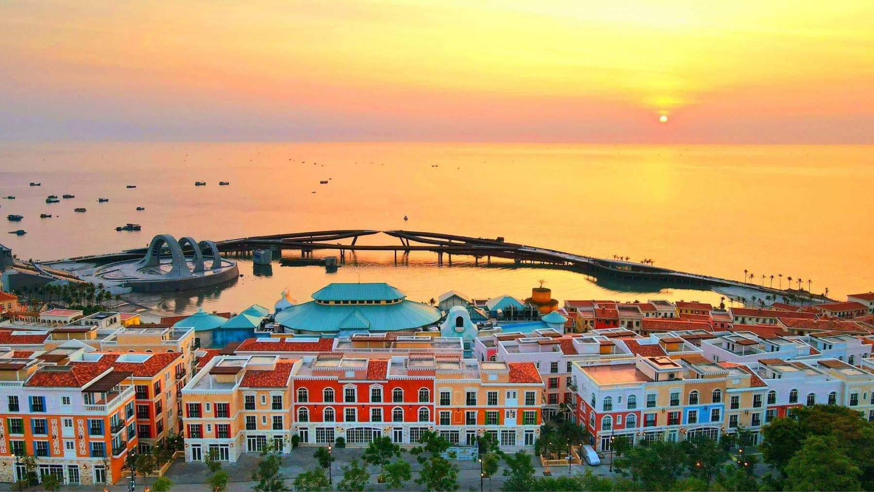Du khách nên dành thời gian buổi chiều để khám phá Sunset Town trước khi show diễn bắt đầu