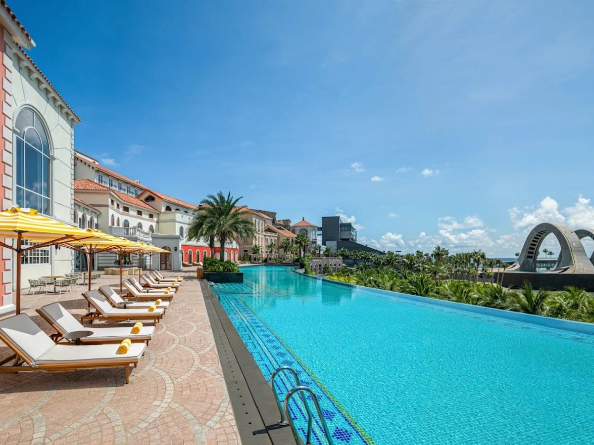 La Festa Phu Quoc – Curio Collection by Hilton sở hữu vị trí trực diện ra biển và Cầu Hôn, nơi diễn ra trình diễn bắn pháo hoa