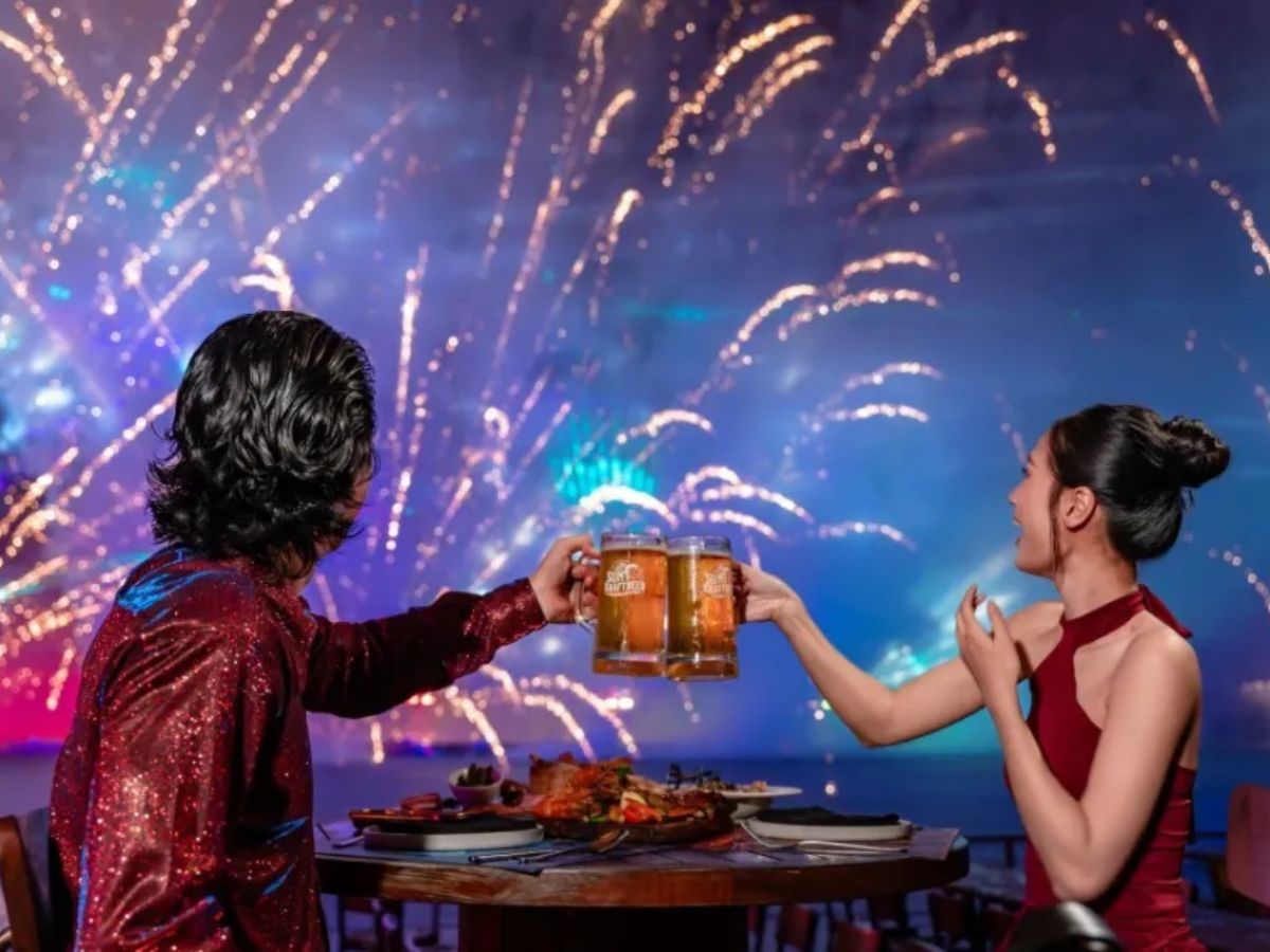 Du khách vừa xem pháo hoa vừa thưởng thức bia và ẩm thực tại Sun Bavaria GastroPub