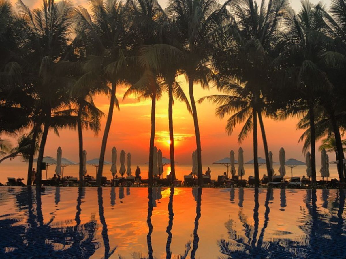 Ngắm hoàng hôn từ hồ bơi vô cực Phú Quốc