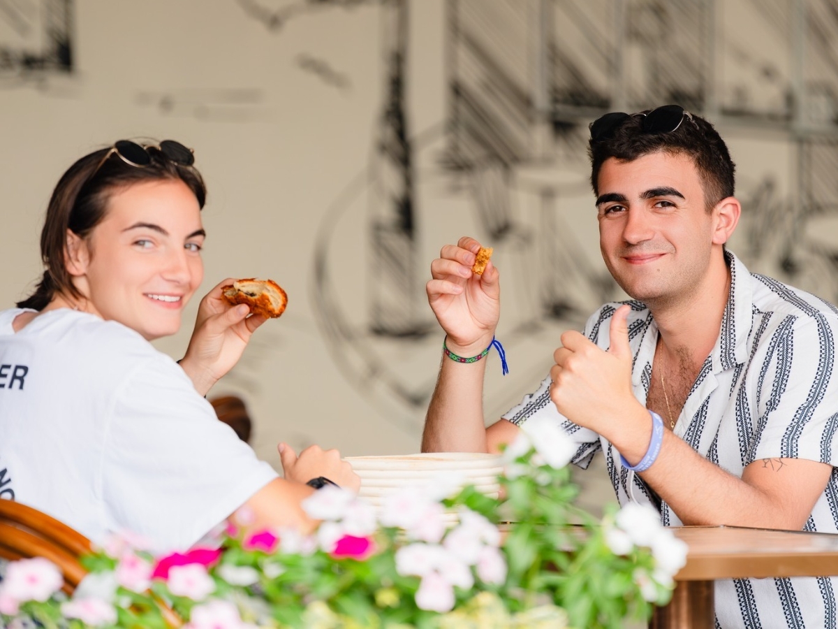 Bắt đầu buổi sáng với bánh mì Eric Kayser giúp du khách nạp đủ năng lượng mà không bị nặng bụng.