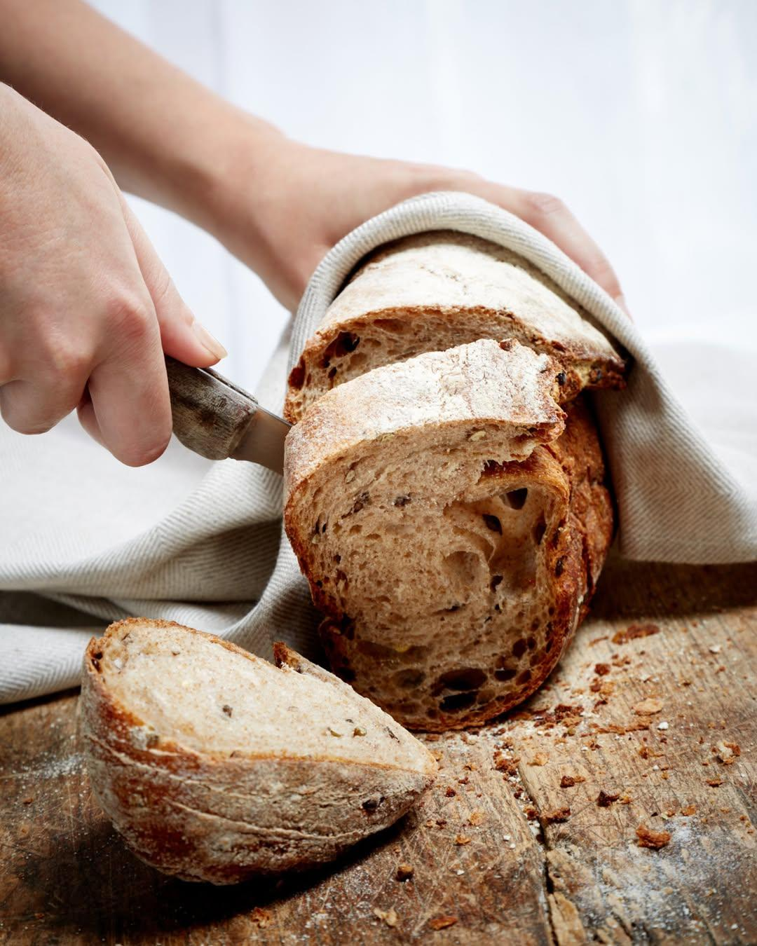 Baguette nổi bật với lớp vỏ giòn, phần ruột mềm thơm, ăn một lần là nhớ mãi
