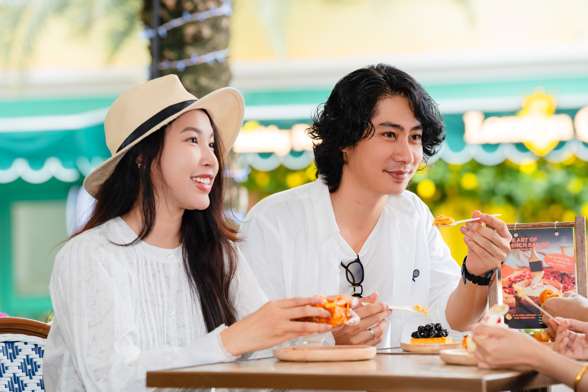 Du khách tận hưởng bữa sáng nhẹ nhàng trong không gian thoáng đãng, yên bình