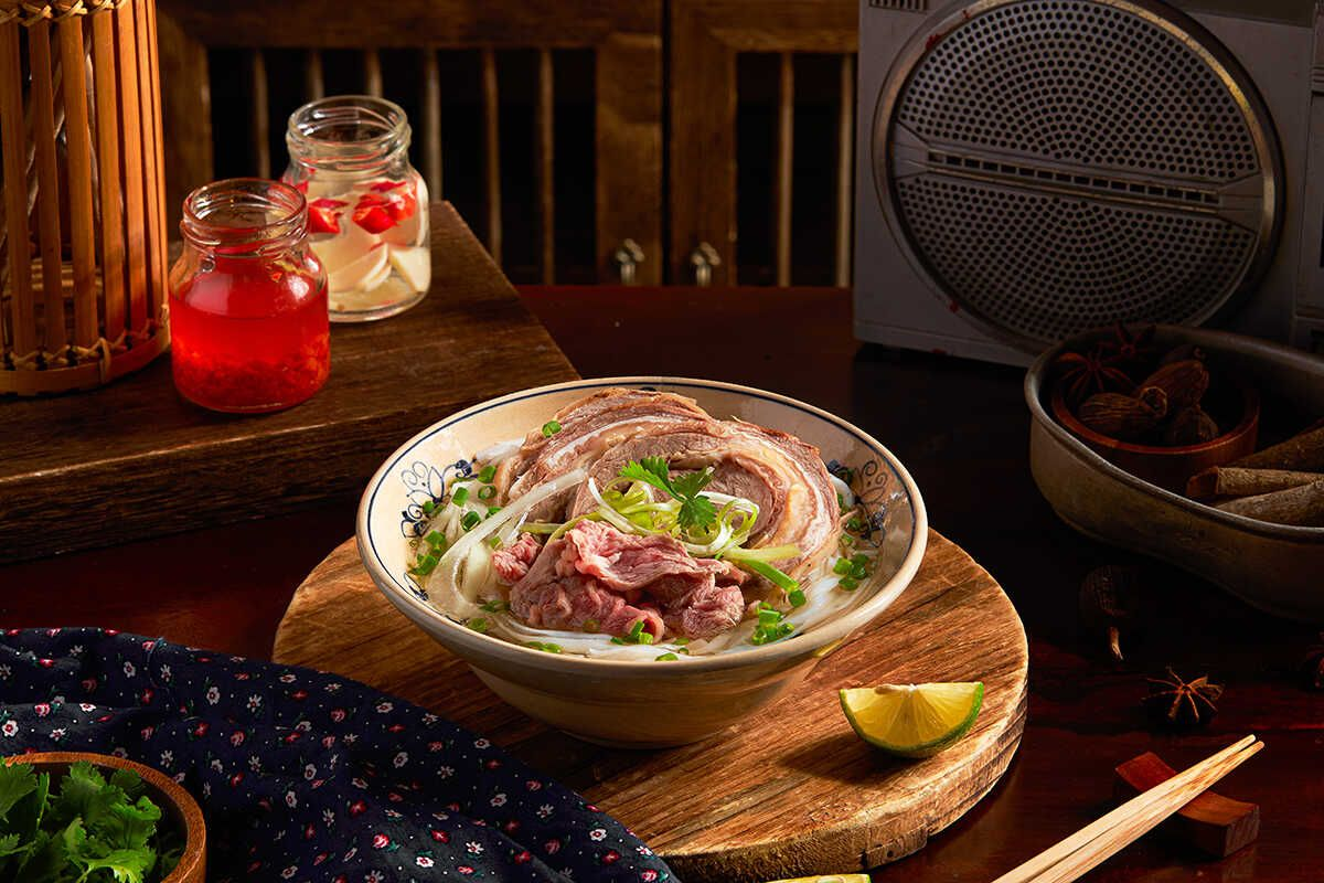 Cái Mâm Bistro phục vụ các món ăn đặc trưng của ẩm thực Việt, mang lại cảm giác gần gũi và dễ ăn