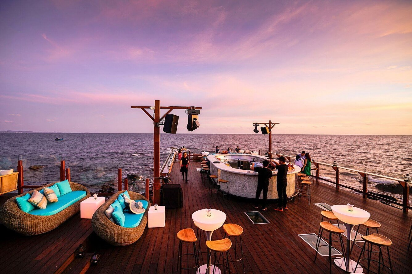 View ngắm hoàng hôn trên biển tuyệt đẹp từ nhà hàng Sunset Sanato Beach Club