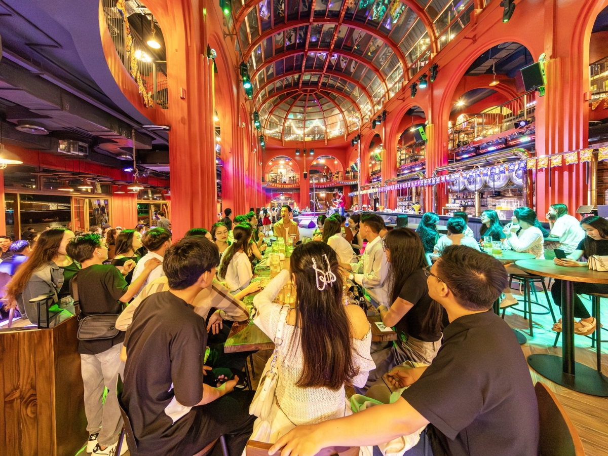 Không gian thưởng thức bữa tối nhộn nhịp, sôi động tại Sun Bavaria GastroPub