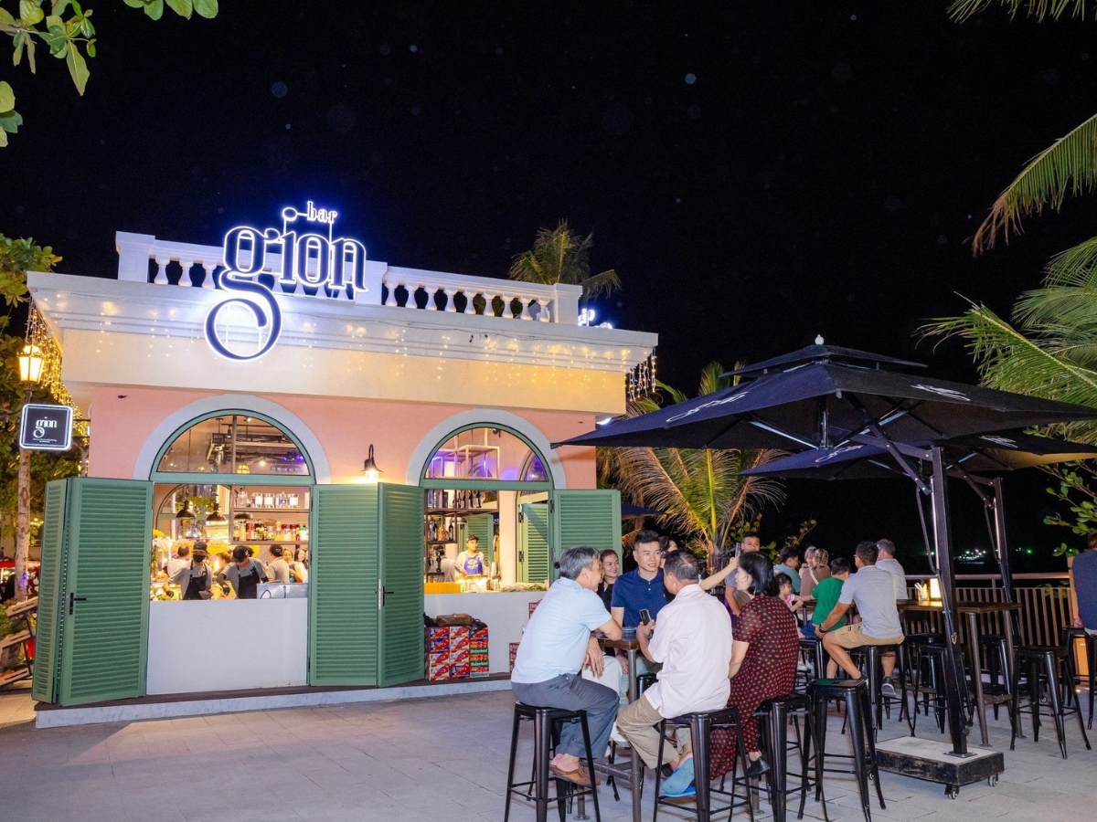 Giòn Bar nằm ngay tại chợ đêm Vui Phết với không khí nhộn nhịp, sôi động hàng đêm