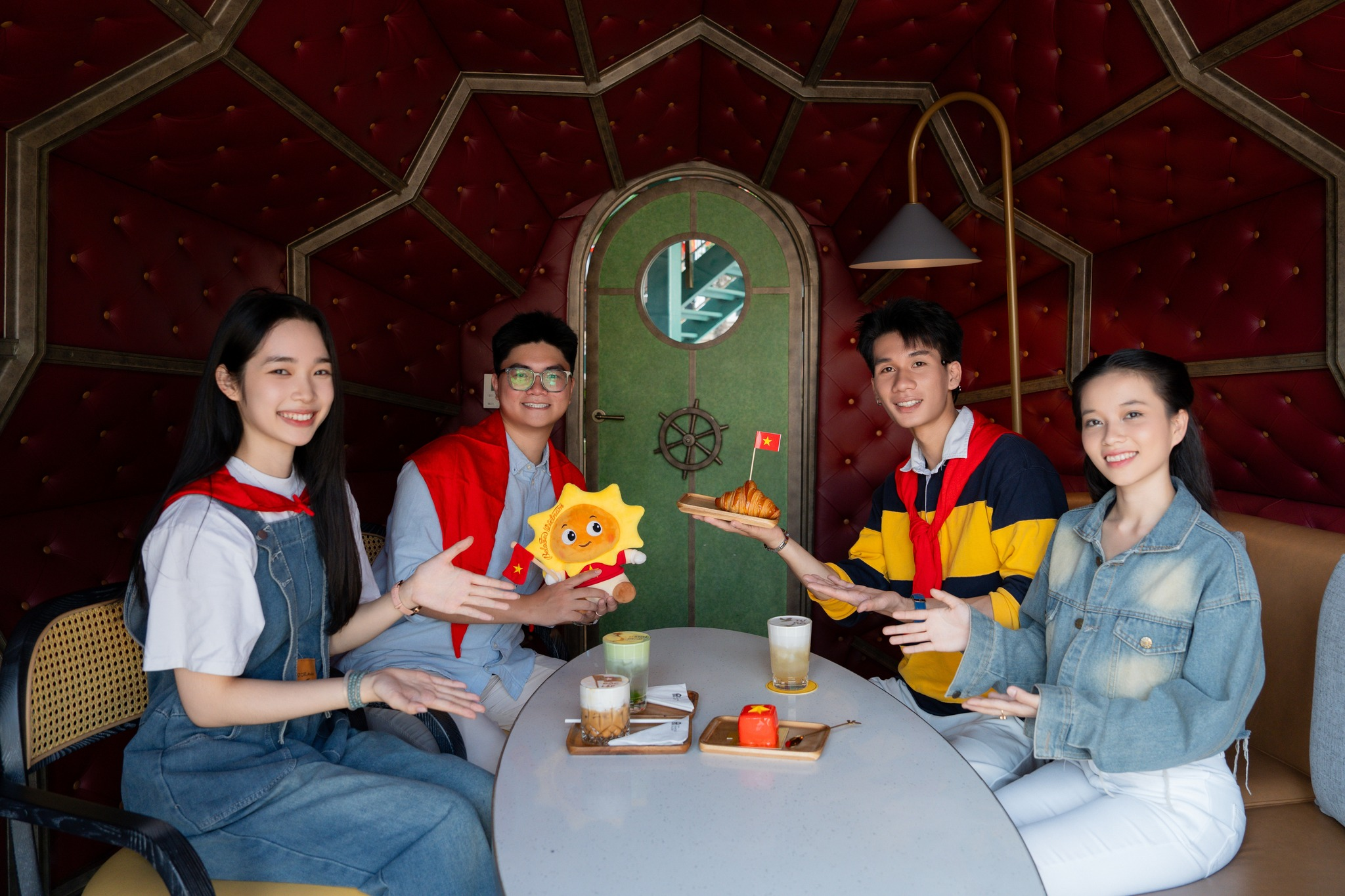 Apollo Cafe sở hữu không gian ấn tượng ngay giữa lòng Thị trấn Hoàng Hôn