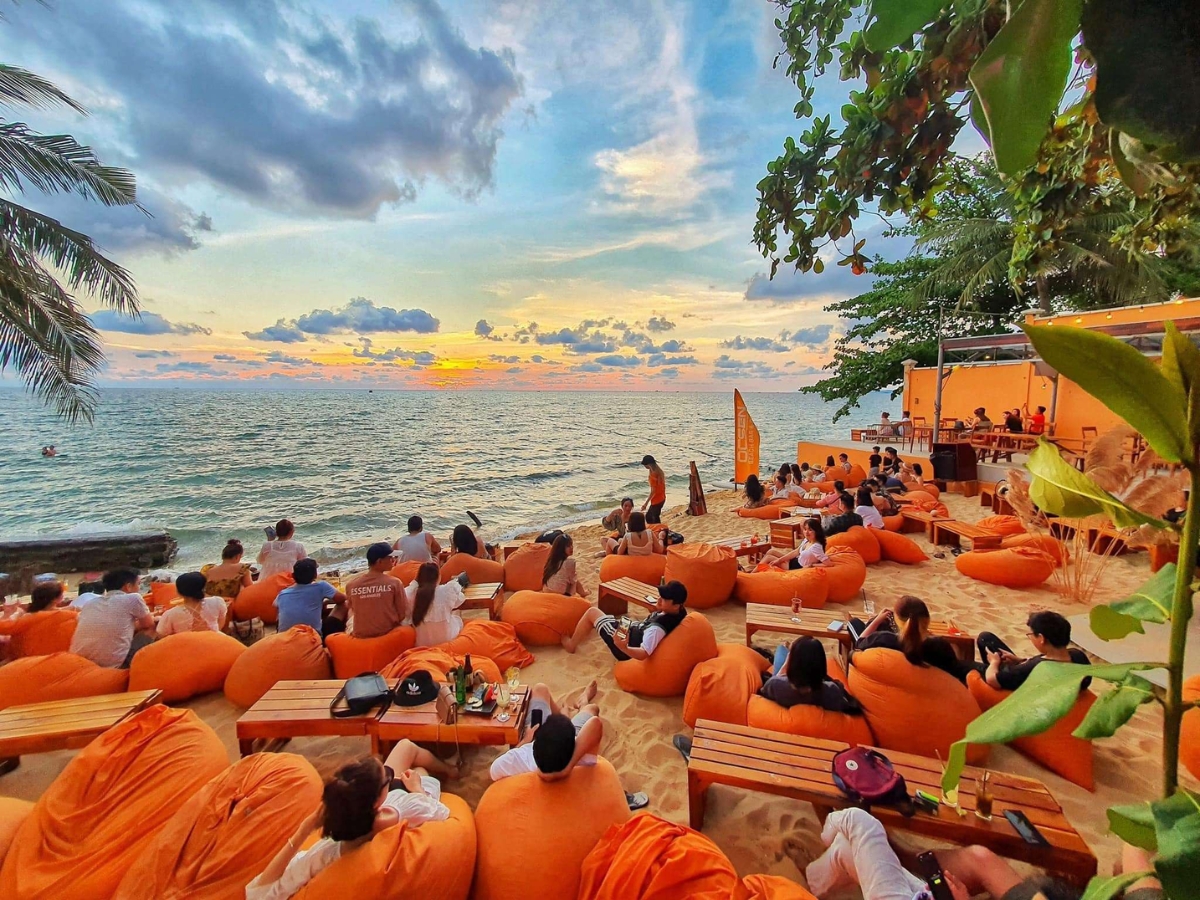 Ốc Sên Bar & Beach Club với view ngắm hoàng hôn bên bờ biển cực chill
