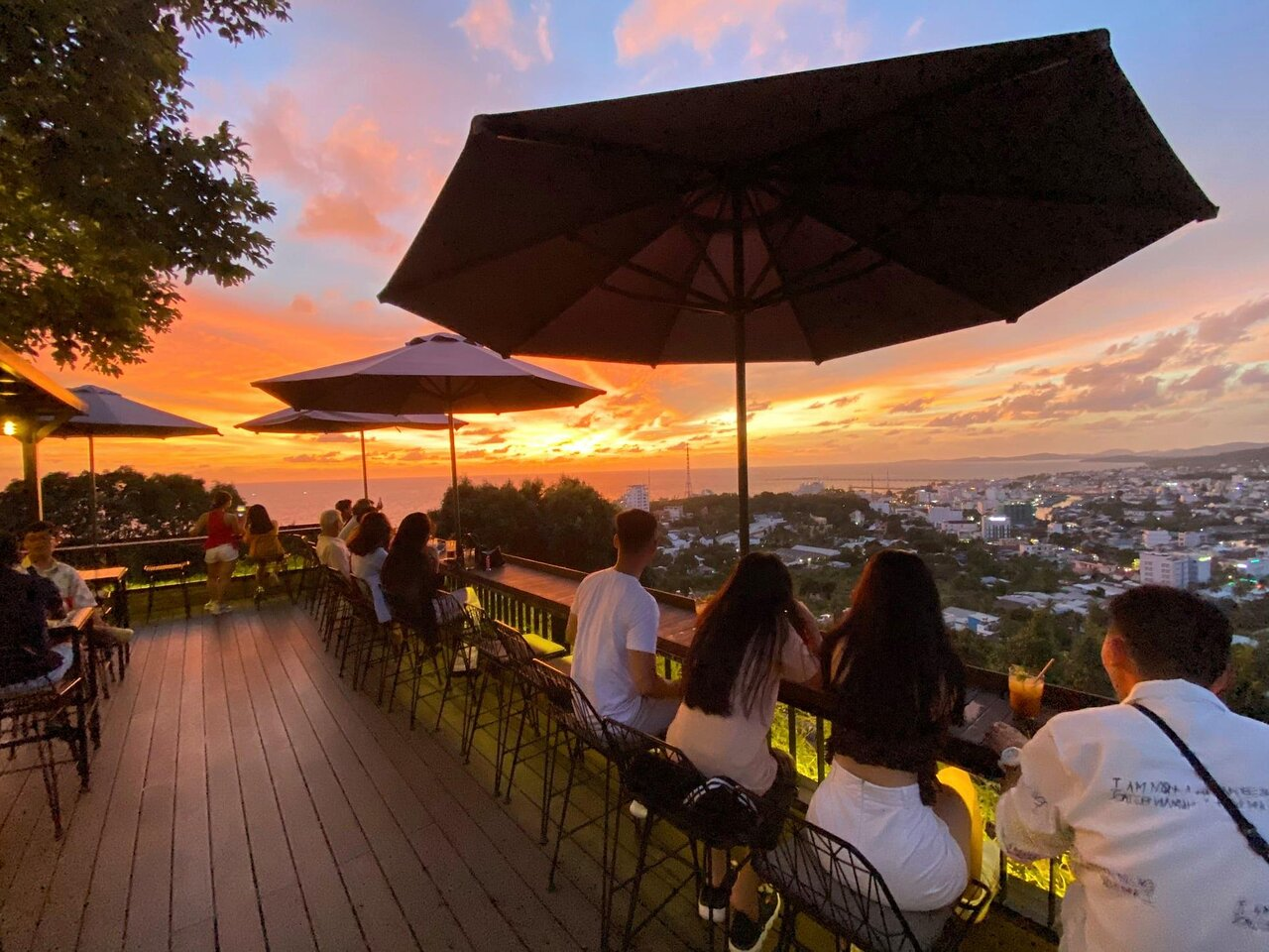 Chuồn Chuồn Bistro & Sky Bar với view ngắm hoàng hôn tuyệt đẹp