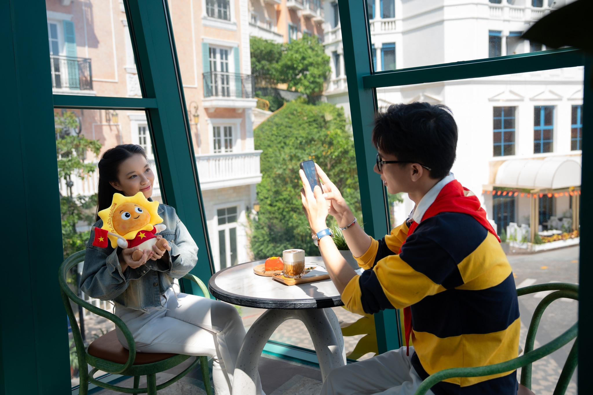 Du khách nghỉ ngơi và thư giãn tại quán cafe sau khi vui chơi