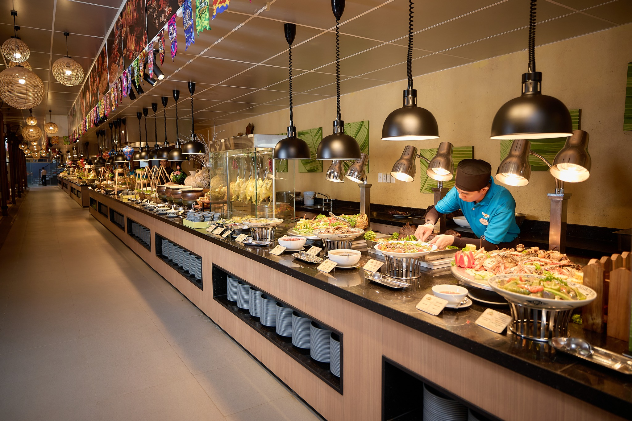 Quầy line buffet với hơn 40 món ăn đa dạng từ Á - Âu, đáp ứng mọi thực khách