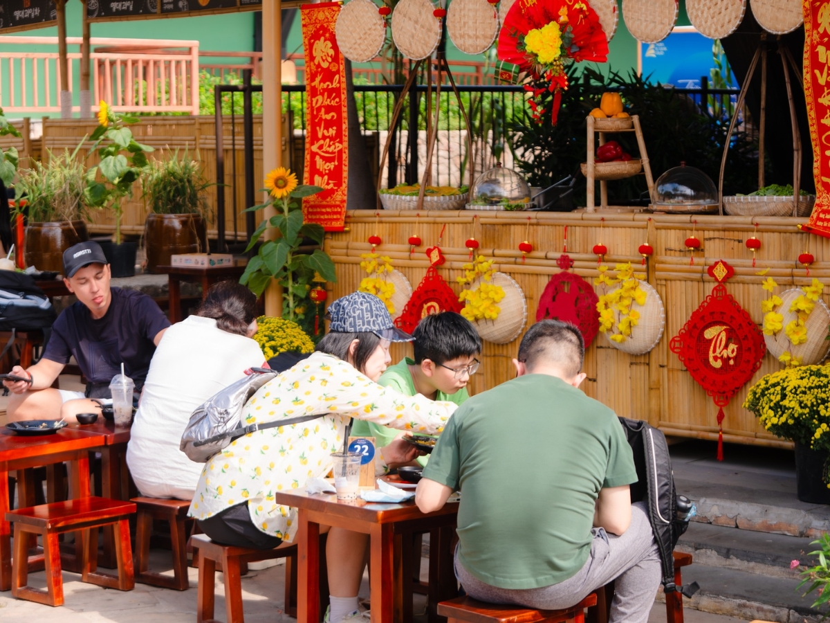 Taste of Vietnam phục vụ các món ăn Việt Nam với hương vị quen thuộc, dễ ăn