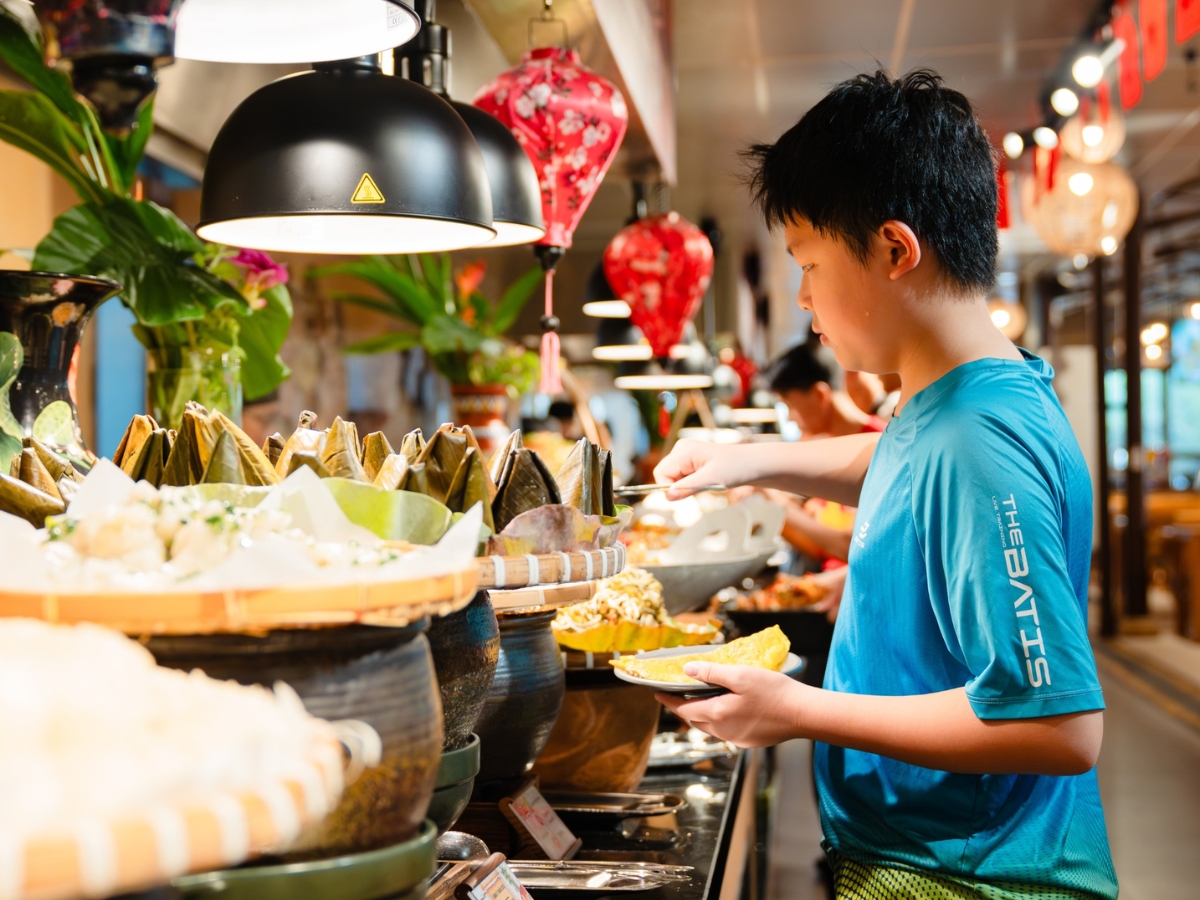 Ăn trưa gần cáp treo Hòn Thơm giúp du khách tiết kiệm sức lực và thời gian di chuyển hiệu quả.