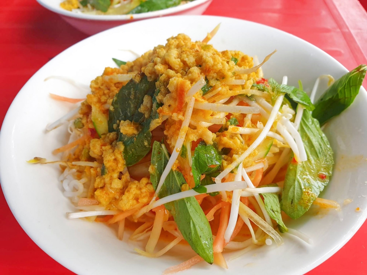 Buổi trưa nên ưu tiên những món ăn nhẹ nhàng nhưng vẫn đủ năng lượng