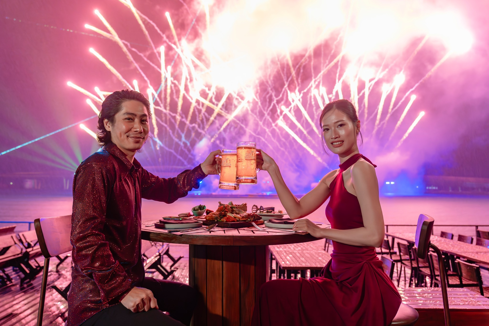 Du khách thưởng thức bữa tối trong không gian biển thoáng mát và tận hưởng trọn vẹn show diễn nghệ thuật