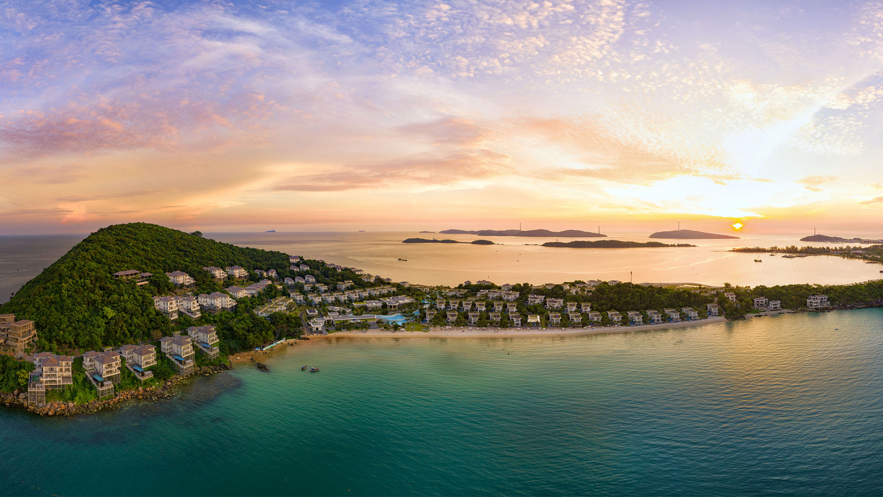 Premier Village Phu Quoc Resort tọa lạc tại Mũi Ông Đội - nơi có thể ngắm bình minh và hoàng hôn trong cùng 1 ngày.