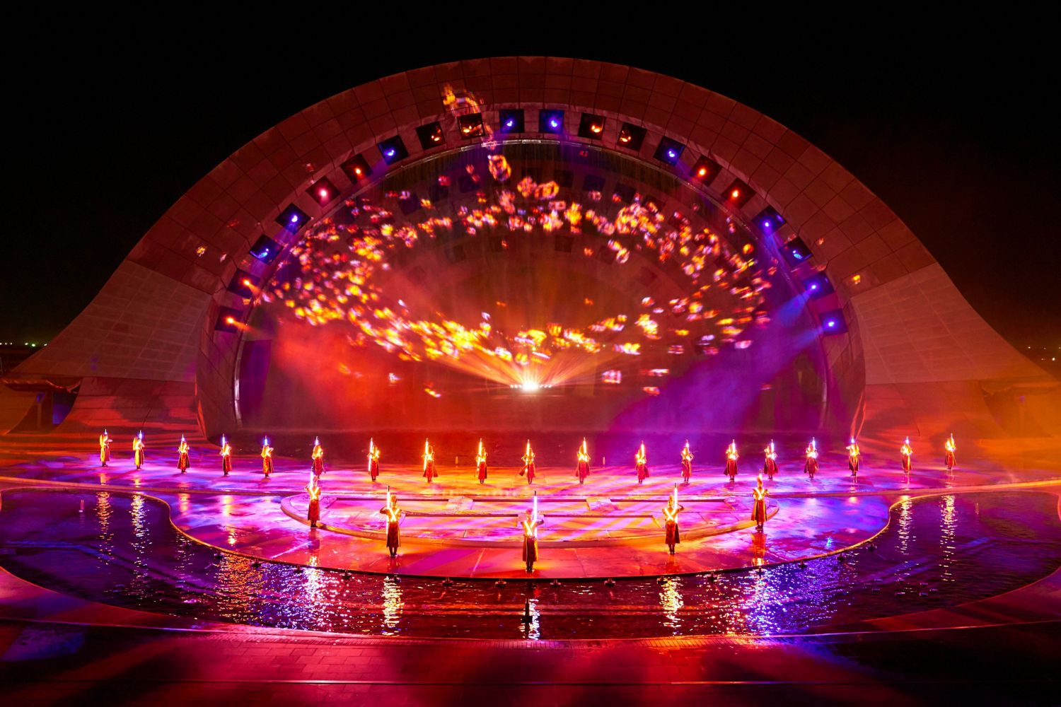 Show diễn nghệ thuật hoành tráng được tổ chức hằng đêm tại Thị trấn Hoàng Hôn.
