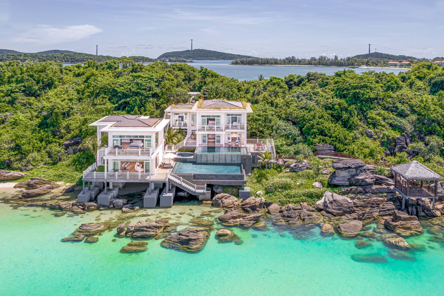 Villa với hồ bơi nằm trên ghềnh đá tại Premier Village Phu Quoc Resort.