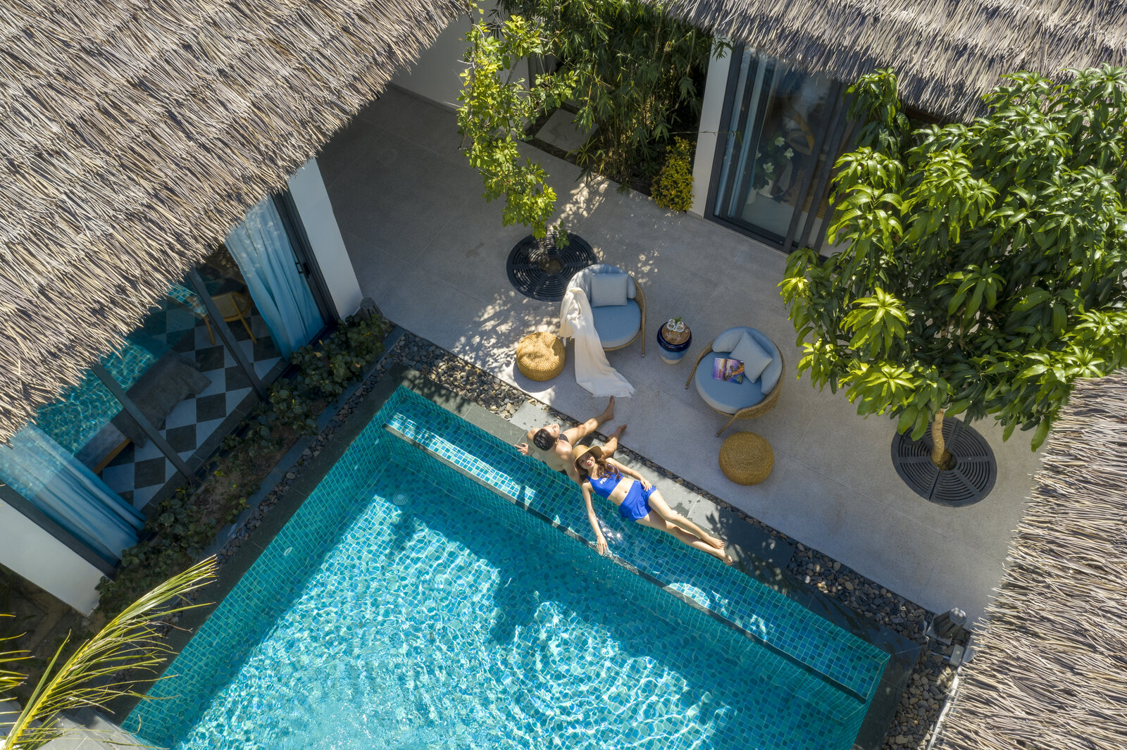 Du khách thoải mái bơi lội và thư giãn tại hồ bơi riêng trong villa