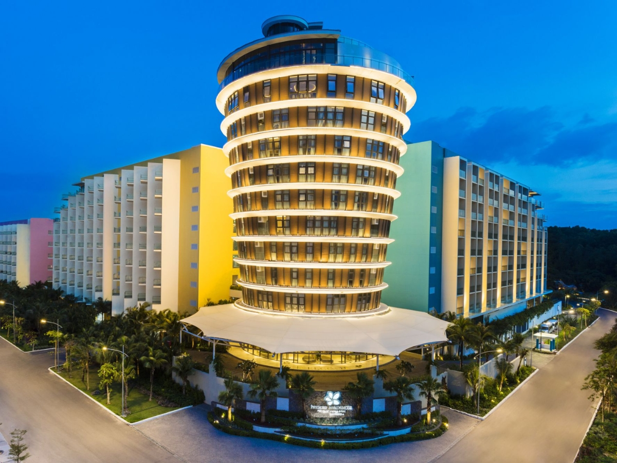 Tòa nhà chính được lấy cảm hứng từ hình dáng những thùng gỗ ủ nước mắm truyền thống.
