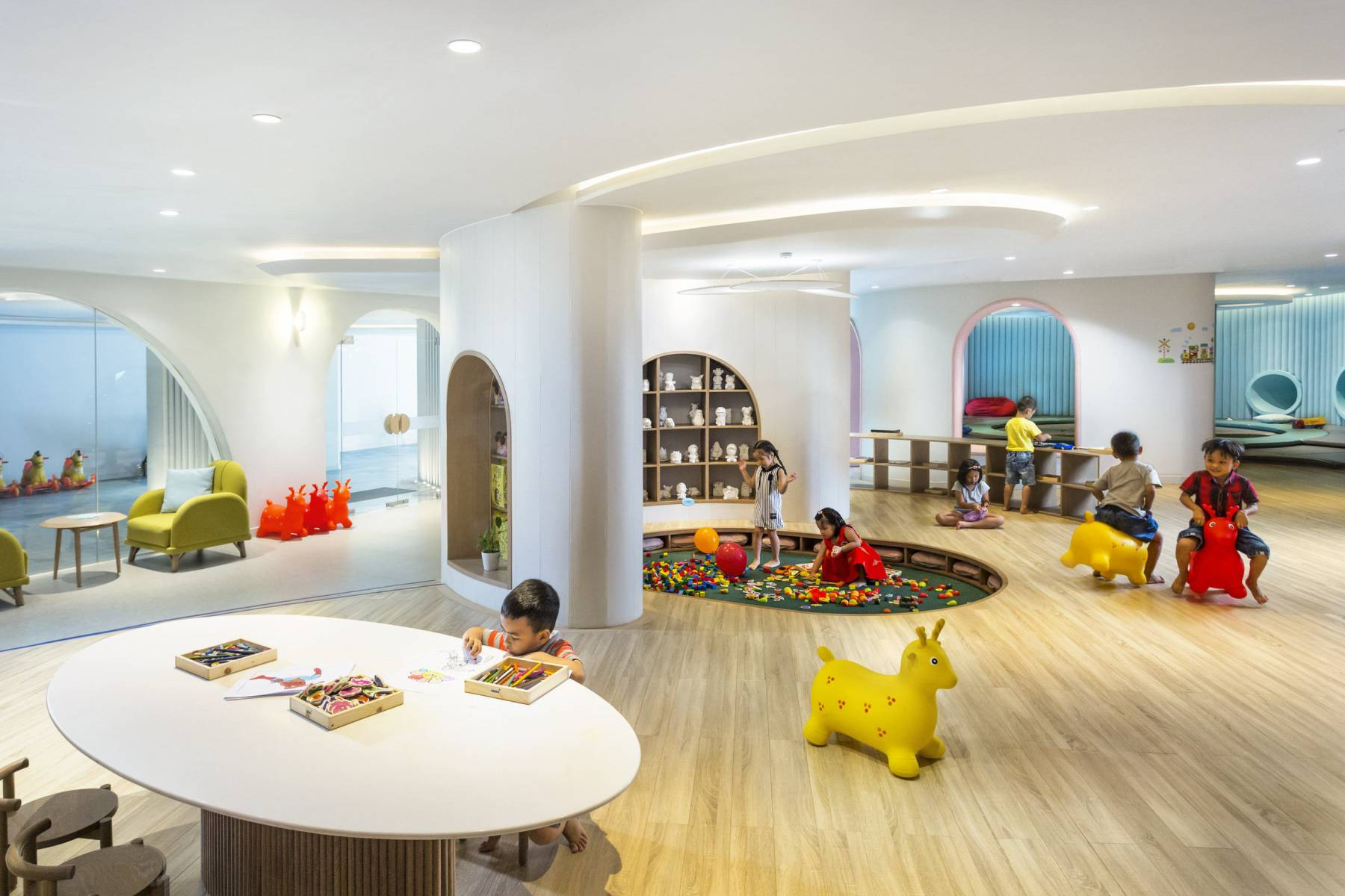 Kid’s Club với không gian rộng thoáng, sạch sẽ và nhiều đồ chơi.