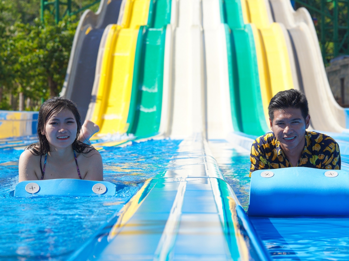 https://booking.sunworld.vn/vi/ticket-detail/1397122-cap-treo-hon-thom-khu-hoi-phu-quoc?land=SunParadiseLandPhuQuoc&park=HTI&utm_source=MCG_web_VPQ&utm_medium=referral&utm_campaign=2026_phuquoc_tracking_booking&utm_content=khoi_dau_hoan_hao_voi_an_sang_eric_kayser_tai_dao_ngoc