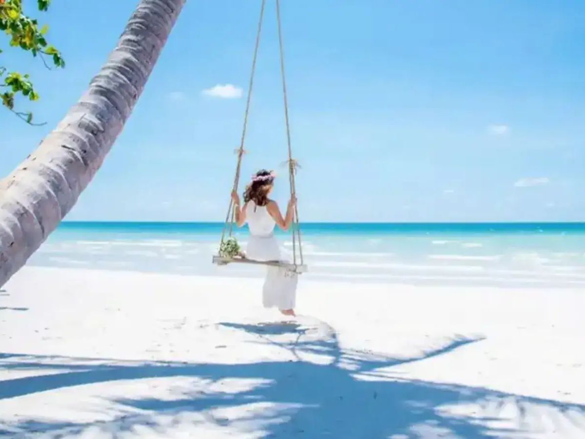 Bãi Kem và Bãi Sao nổi bật với bãi cát trắng mịn, nước trong xanh