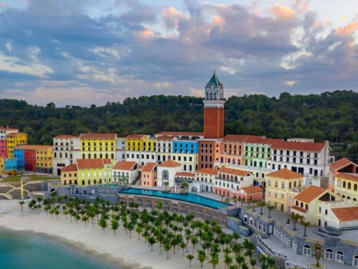 Hoàng Hôn Town (Sunset Town) nổi bật với kiến trúc Địa Trung Hải rực rỡ bên bờ biển Nam đảo Phú Quốc