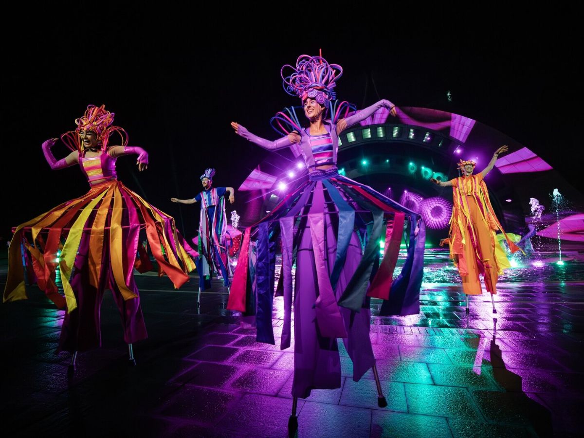 Trải nghiệm không khí sôi động về đêm tại Sunset Town