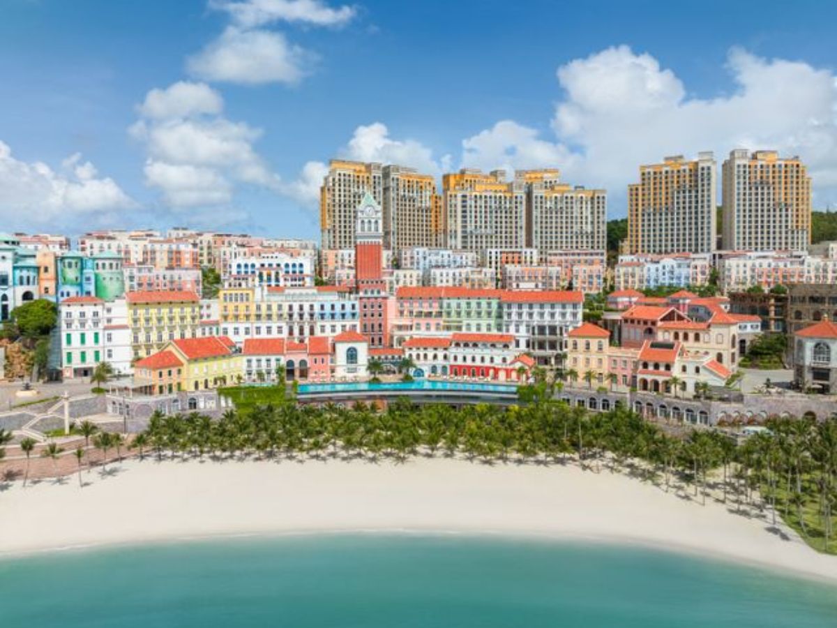 La Festa Phu Quoc – Curio Collection by Hilton là lựa chọn nổi bật với vị trí ngay trung tâm Sunset Town.