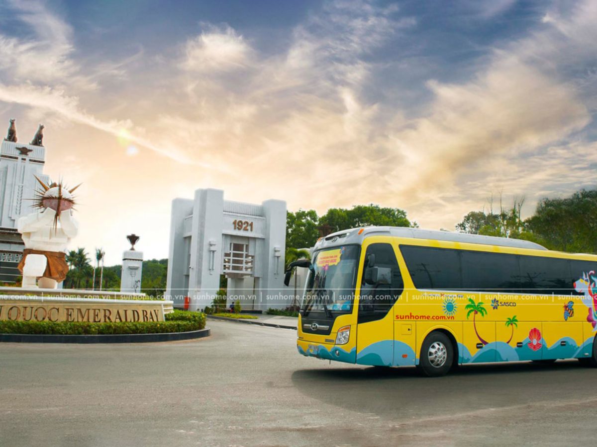 Thời gian di chuyển từ các khu nghi dưỡng đến Sunset Town chỉ khoảng 15-20 phút