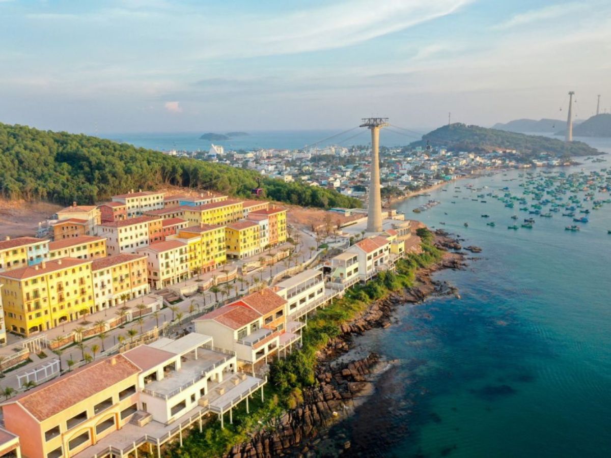 Sunset Town là điểm đến nổi bật với kiến trúc Địa Trung Hải ấn tượng
