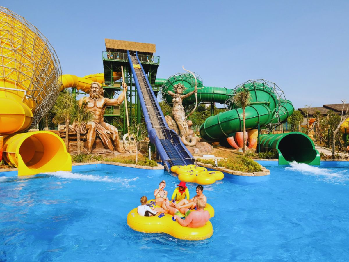 Trải nghiệm công viên nước Aquatopia mang đến nhiều trò chơi phù hợp cho cả gia đình