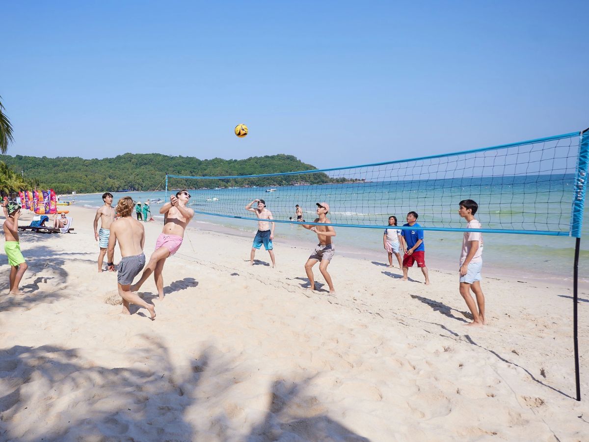 Bãi Kem còn mang đến nhiều hoạt động nhẹ nhàng phù hợp với nhịp nghỉ dưỡng