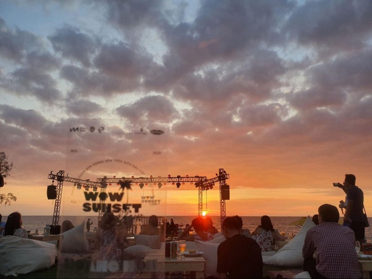 Ngắm hoàng hôn ven biển Sunset Town thu hút du khách