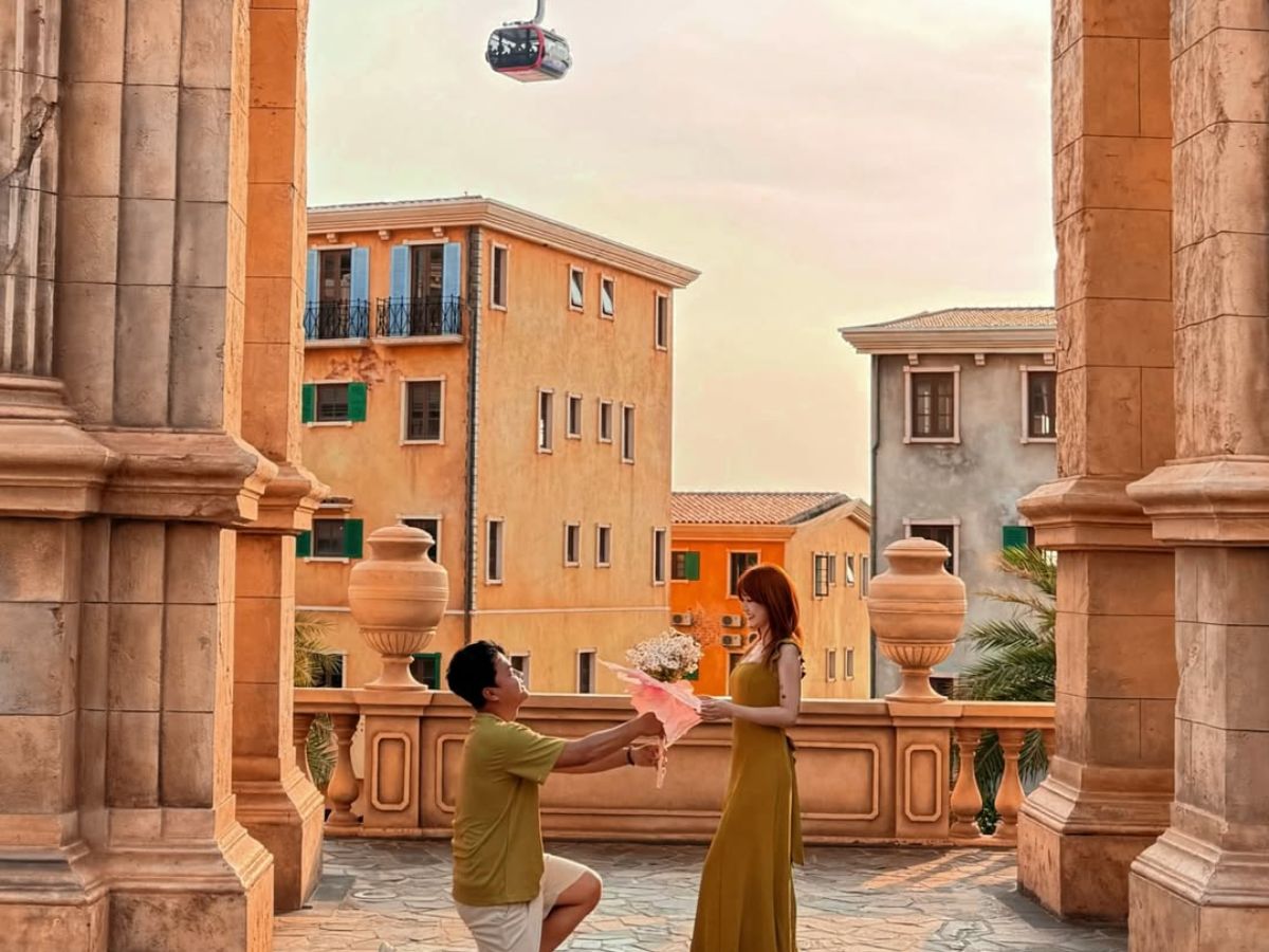 Du khách chọn trang phục phù hợp để dạo chơi ven biển Sunset Town.