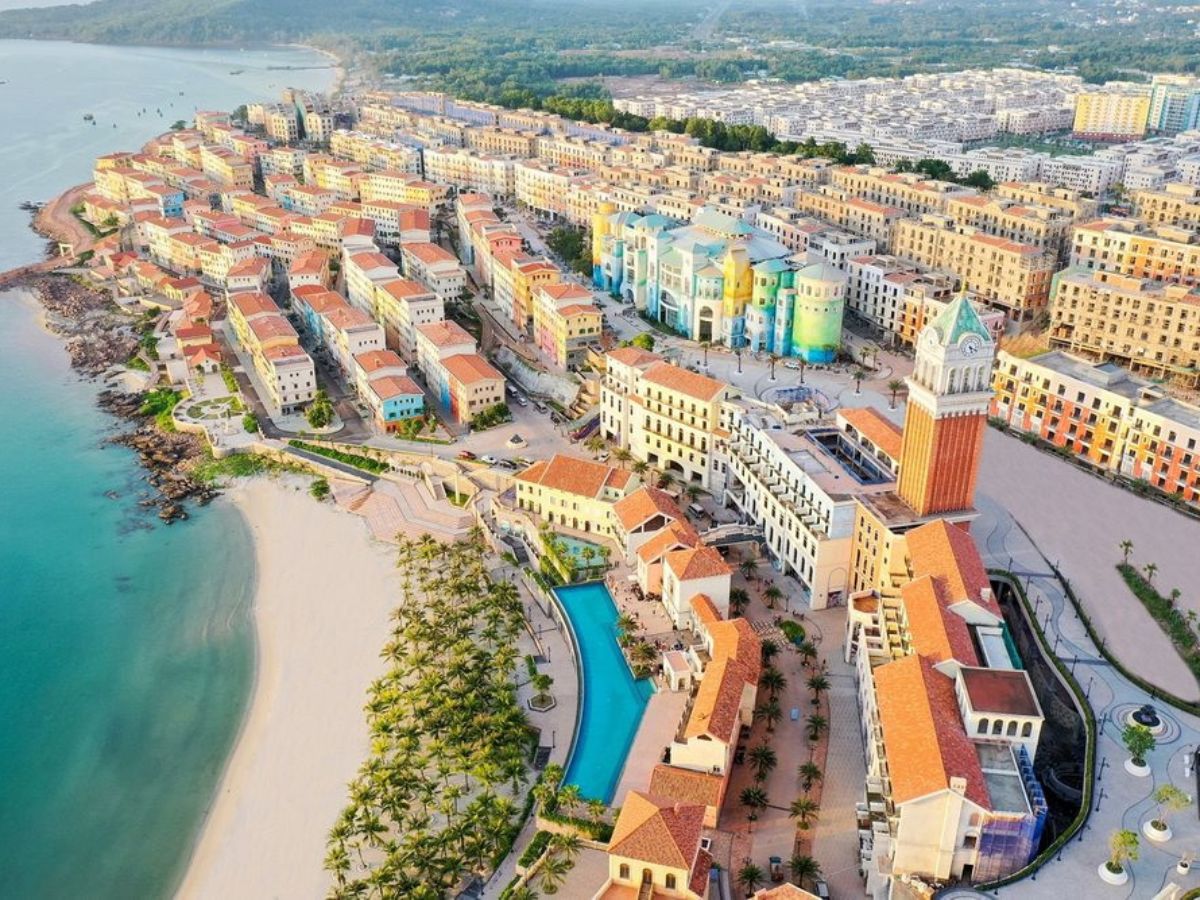 Sunset Town Phú Quốc nằm tại phường An Thới, khu vực Nam đảo, thu hút du khách.