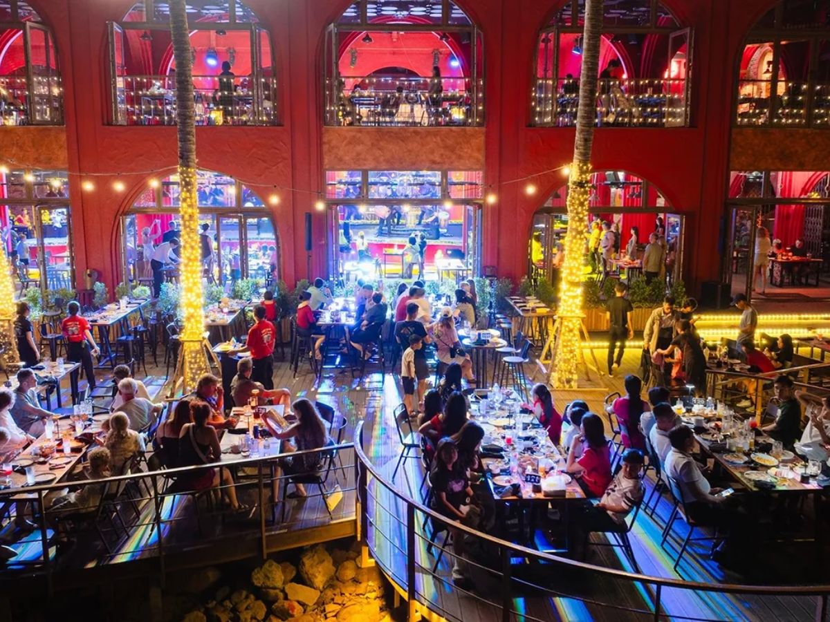Sun Bavaria GastroPub là điểm dừng chân nổi bật kết hợp ăn uống, uống bia thủ công và trải nghiệm không khí sôi động ven biển