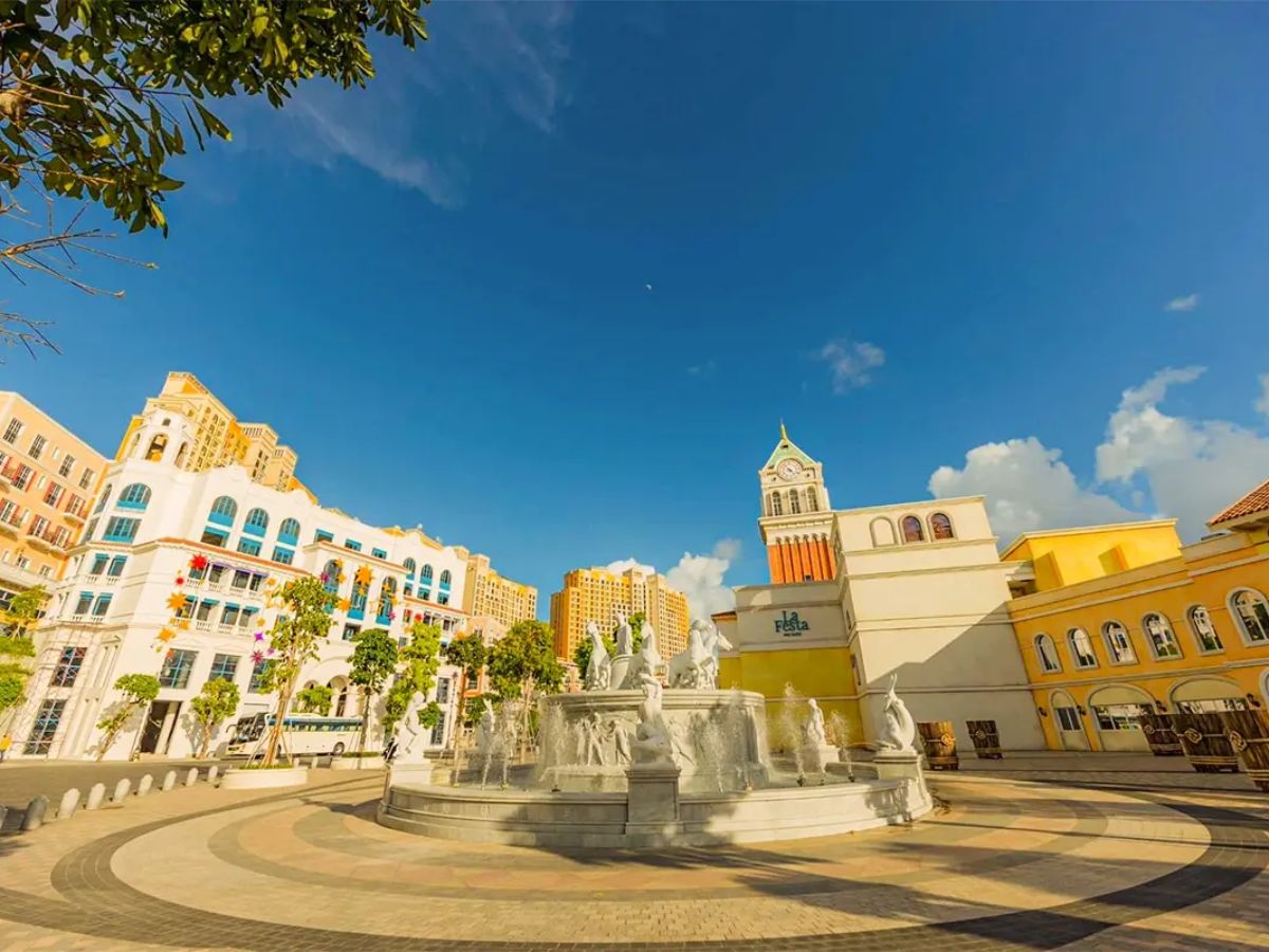 Dạo bước tại Sunset Town tham quan kiến trúc Địa Trung Hải độc đáo của thị trấn.