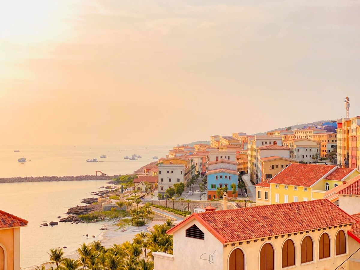 Từ chiều muộn, không khí dịu mát là thời điểm để du khách khám phá Sunset Town