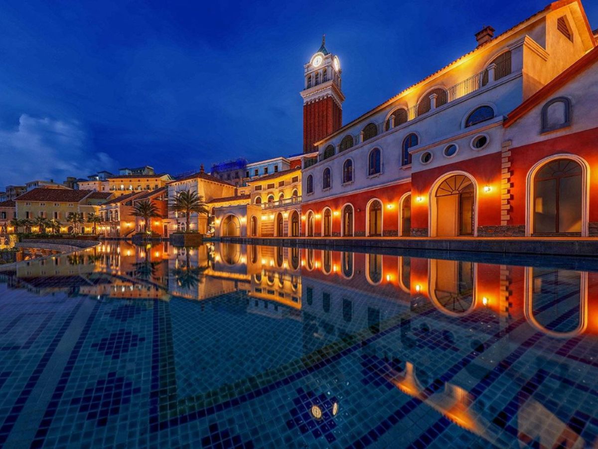 Du khách lưu trú tại trung tâm Sunset Town với nhiều khách sạn kiến trúc độc đáo.