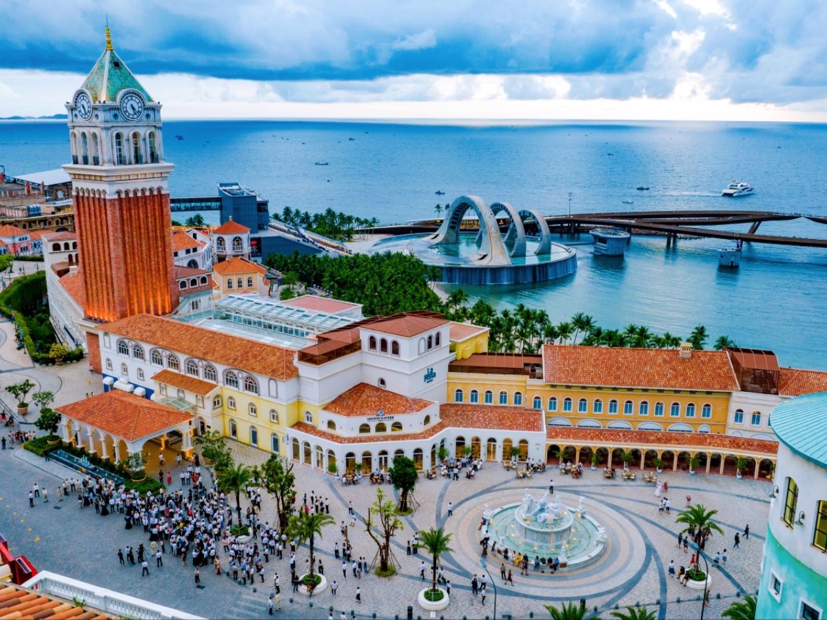 Sunset Town Phú Quốc nằm tại Nam đảo, nơi tập trung nhiều trải nghiệm du lịch và giải trí nổi bật.