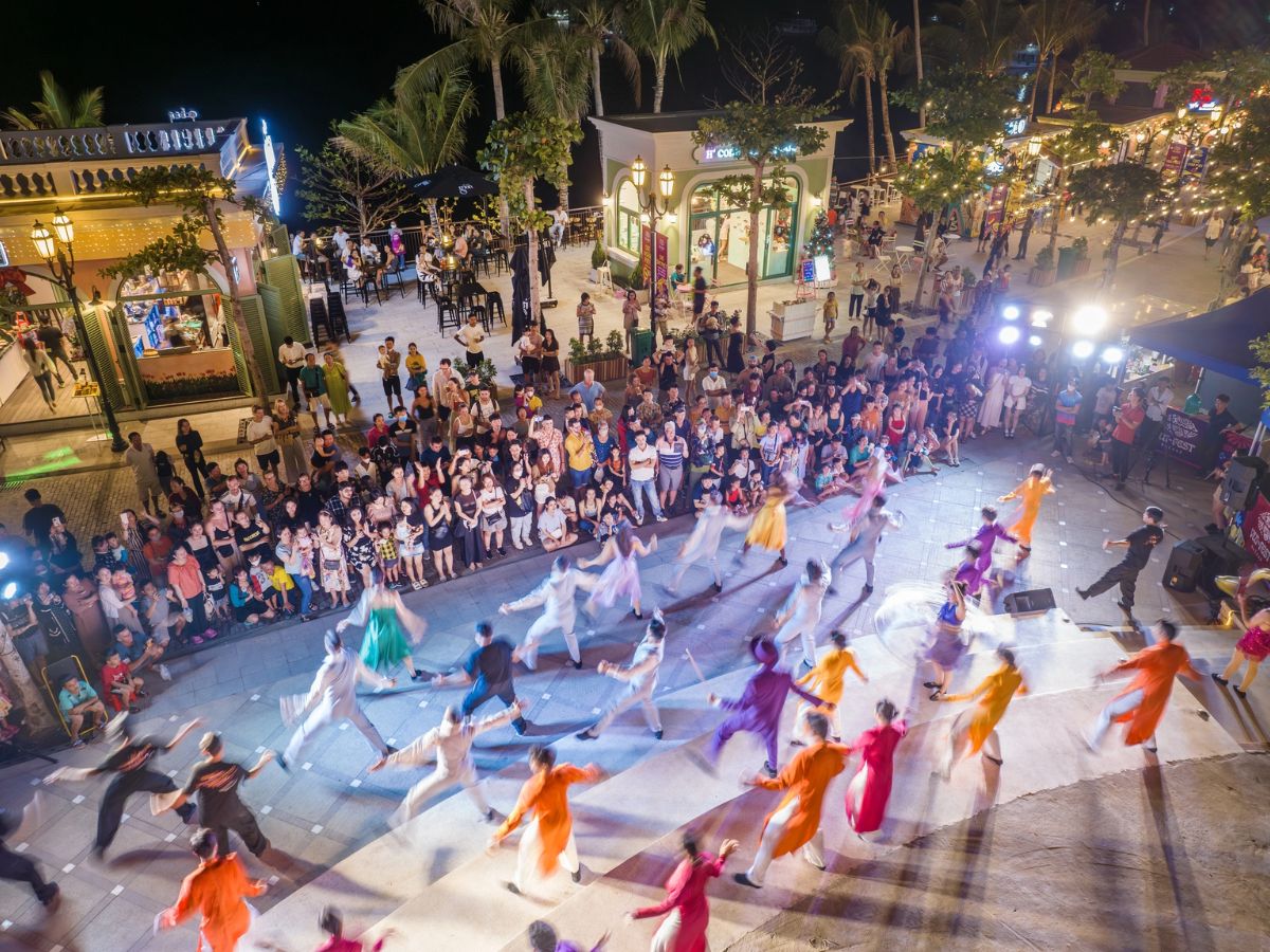 Trải nghiệm không gian vui nhộn tại phố đi bộ Phú Quốc, ven biển Sunset Town