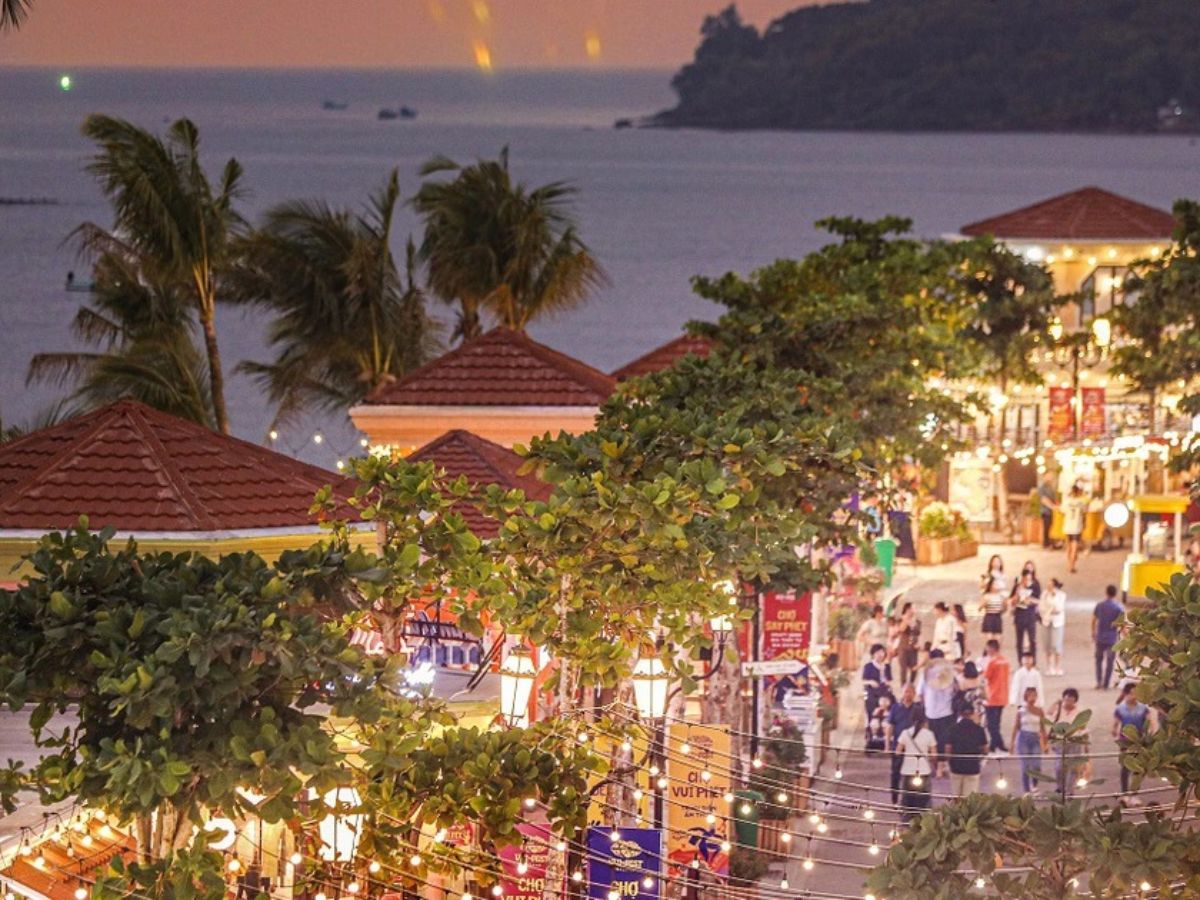 Phố đi bộ ven biển Phú Quốc nằm trong khu vực Sunset Town