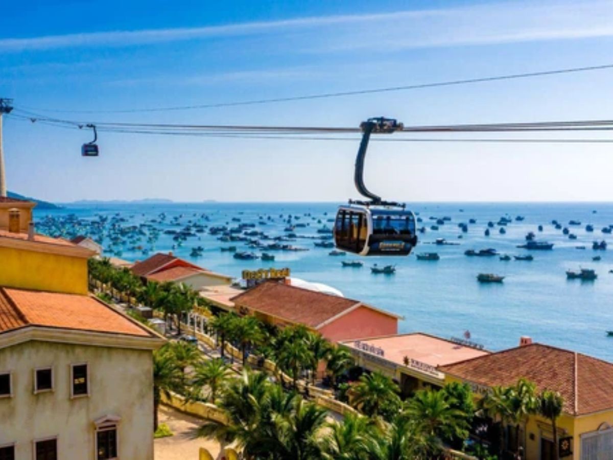Buổi chiều khi thời tiết mát mẻ hơn, là thời điêm lý tưởng đến khám phá Sunset Town