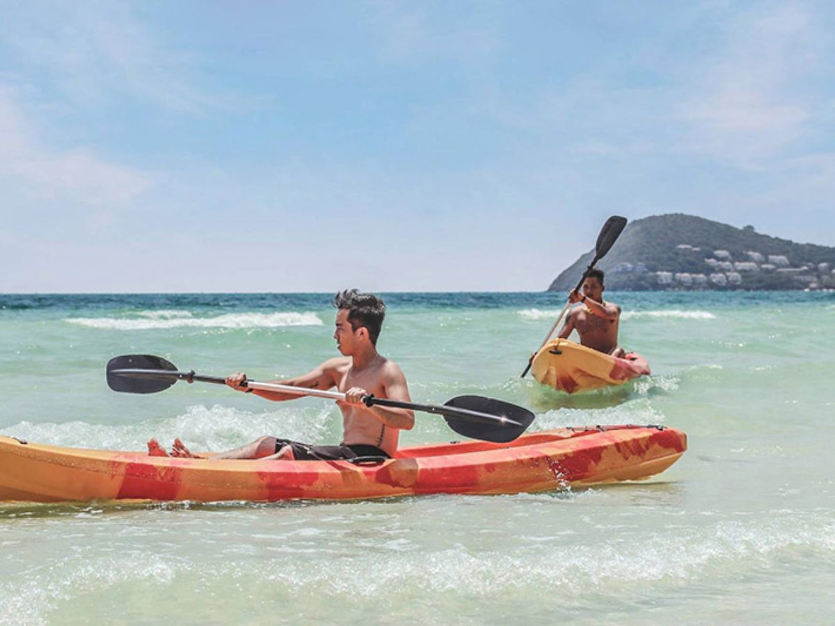 Du khách có thể đặt lịch chèo kayak tại khách sạn và khu nghỉ dưỡng.