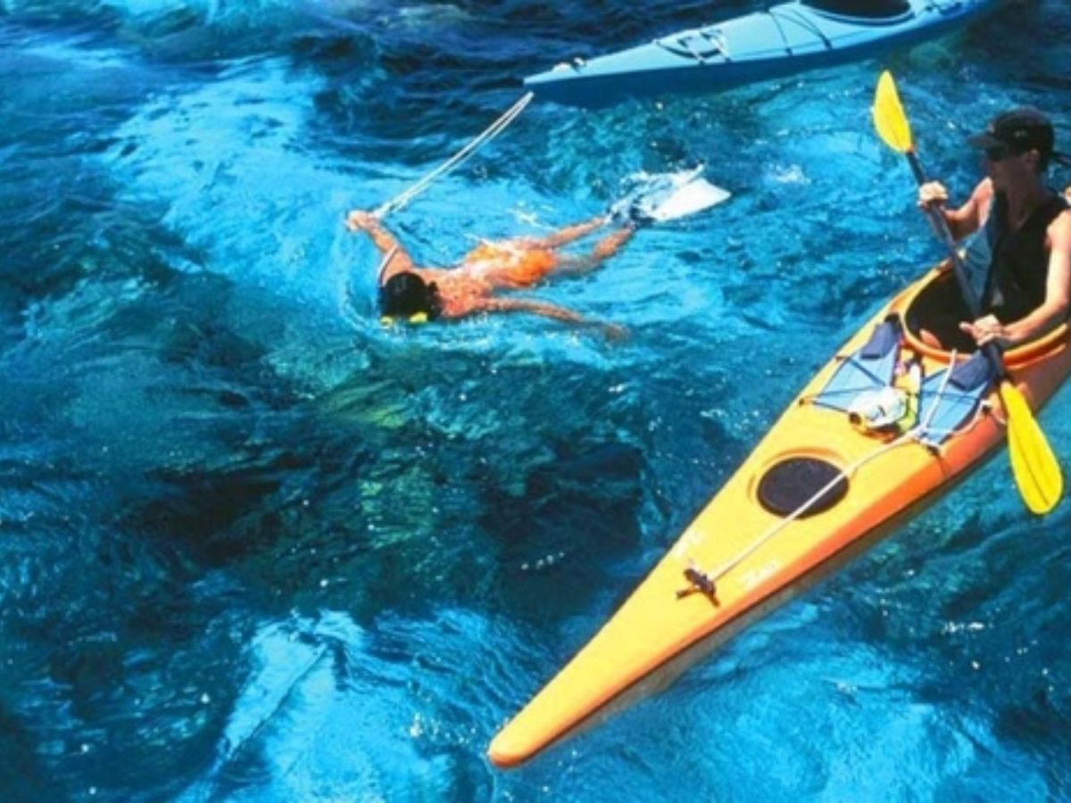 Du khách nên chèo kayak lúc sáng sớm trước 9h hoặc chiều sau 16h.