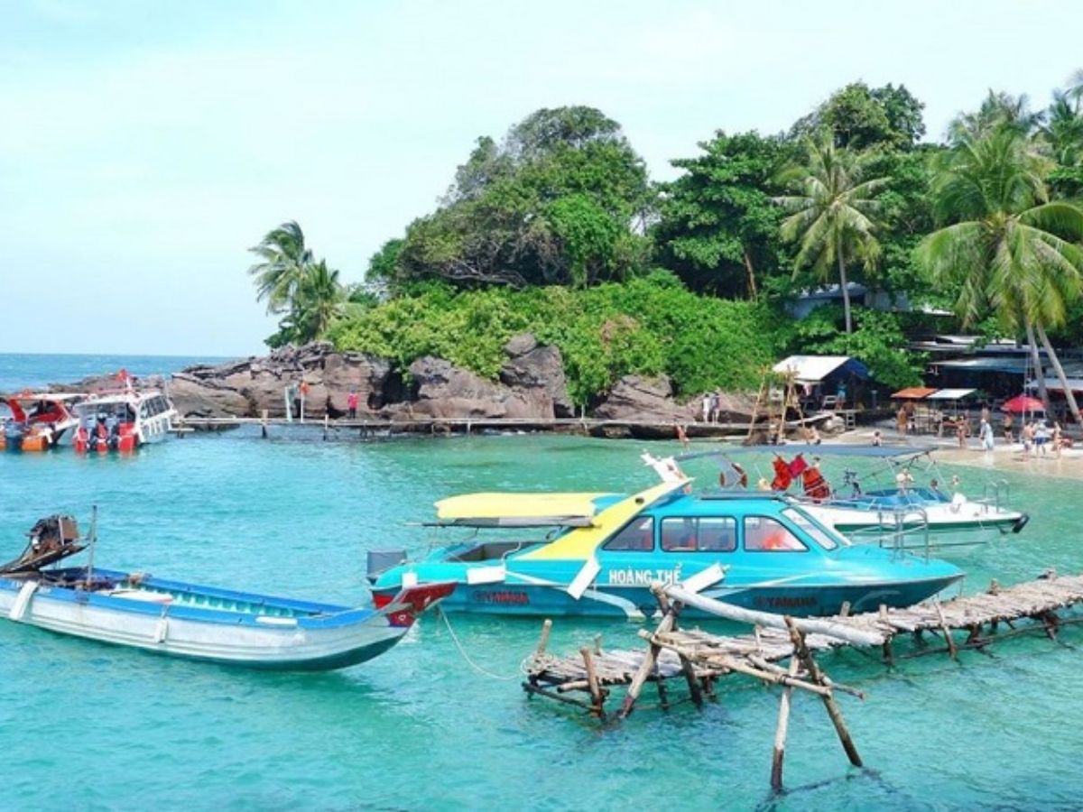 Du khách đặt tour đảo Nam Phú Quốc tại khách sạn và resort lưu trú.