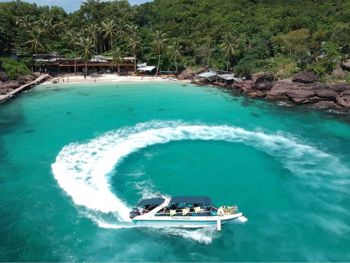 Trải nghiệm cano đảo Phú Quốc được nhiều du khách yêu thích.